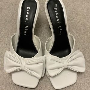 Gianni Bini White Bow Mule Slides
